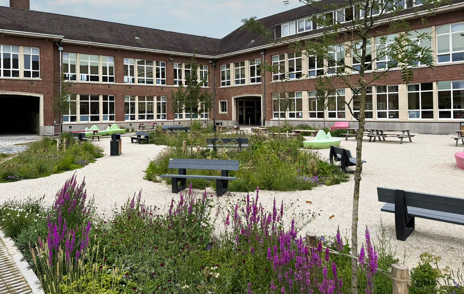 Gerealiseerde groene speelplaats van GO! Atheneum Tienen, ontworpen door speelplaatsontwerper en landschapsarchitect Lscapes